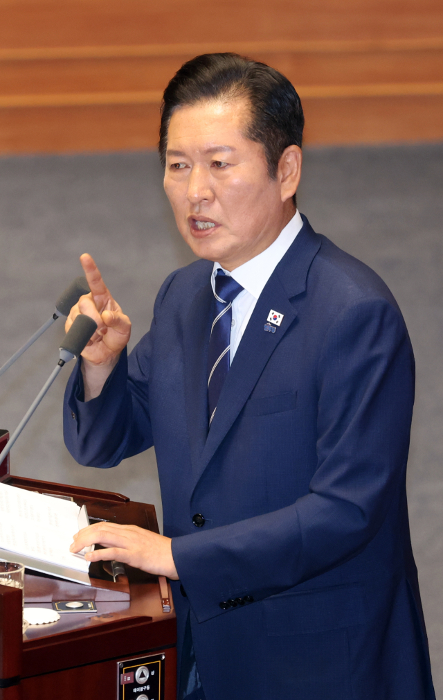 더불어민주당 정청래 대표가 9일 국회 본회의에서 교섭단체 대표 연설을 하던 중 국민의힘 의원석을 향해 검지손가락을 치켜세우며 발언하고 있다. 연합뉴스