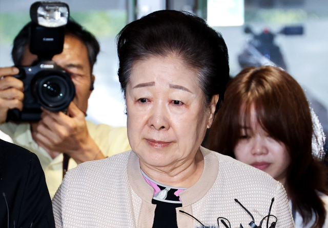 한학자 통일교 총재가 17일 서울 종로구 KT광화문빌딩에 마련된 김건희 여사의 의혹을 수사하는 민중기 특별검사팀 사무실에 세 번의 소환 불응 만에 자진 출석하고 있다. 한 총재는 통일교 전 세계본부장 윤모씨와 공모해 2022년 1월 권성동 국민의힘 의원에게 윤석열 정부의 통일교 지원을 요청하며 정치자금 1억원을 전달한 혐의를 받는다. 같은 해 4∼7월에는 
