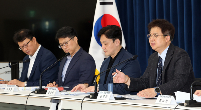 행정안전부 김용균 안전예방정책실장(오른쪽 첫 번째)이 지난 16일 정부세종청사 민원동 공용브리핑실에서 AI 기반 국민 안전 강화 방안과 재난·안전 조직·인력 강화 방안에 관해 설명하고 있다. 연합뉴스