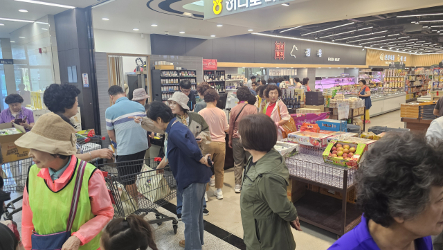 서울에서 영주마케팅투어에 나선 관광객들이 축협 하나로 마트에서 지역 농산물을 구매하고 있다. 영주시 제공