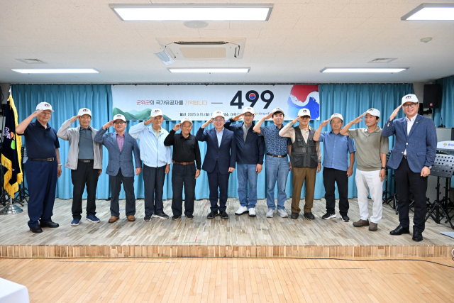 대구 군위군은 노인복지관에서 광복 80주년을 기념해 제작한 기념 모자를 국가유공자들에게 전달했다. 군위군 제공