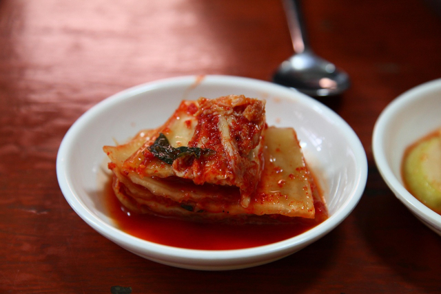 식당가 배추김치 귀해진다… 김치찌개 가격 연속 상승세 