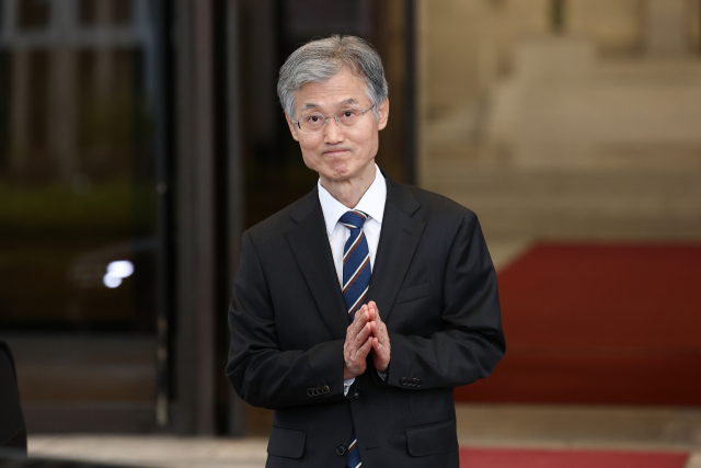 조희대 대법원장이 17일 서울 서초구 대법원에서 퇴근하기 위해 이동하고 있다. 연합뉴스