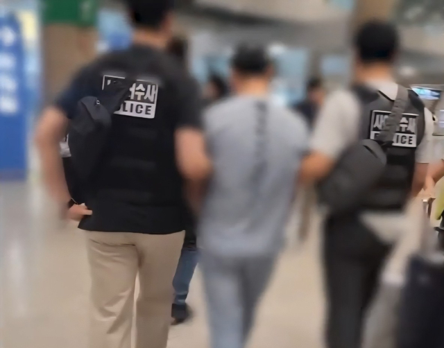 KT 무단 소액결제 사건의 용의자인 중국 국적의 남성들이 경찰에 붙잡혔다. 경기남부경찰청 사이버수사과는 정보통신망법 위반 및 컴퓨터 등 사용 사기 혐의로 중국교포 A(48)씨를 체포했다고 17일 밝혔다. 또 컴퓨터 등 사용 사기 및 범죄수익 은닉규제법 위반 혐의로 중국교포 B씨를 긴급체포했다. 사진은 검거 장면. 연합뉴스