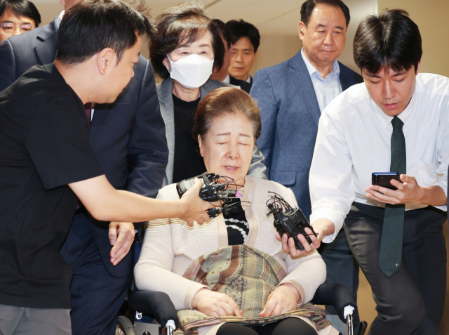 한학자 통일교 총재가 17일 서울 종로구 KT광화문빌딩에 마련된 민중기 특별검사팀 사무실에서 조사받고 귀가하고 있다. 한 총재는 통일교 전 세계본부장 윤모씨와 공모해 2022년 1월 권성동 국민의힘 의원에게 윤석열 정부의 통일교 지원을 요청하며 정치자금 1억원을 전달한 혐의를 받는다. 같은 해 4∼7월에는 
