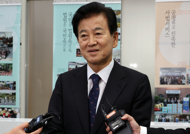 공직선거법 위반 혐의로 기소돼 1심에서 벌금 70만원을 선고받은 정동영 통일부 장관이 10일 전주지법에서 항소심 선고 공판을 마치고 나와 취재진과 인터뷰하고 있다. 광주고법 전주재판부 제1형사부는 이날 원심을 유지했다. 연합뉴스