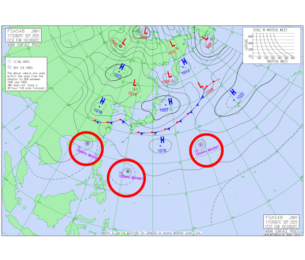 일본기상청 19일 오후 9시 시점 예상 동아시아 일기도. 3개 태풍(3개 빨간 원)의 동시 활동이 전망된다.