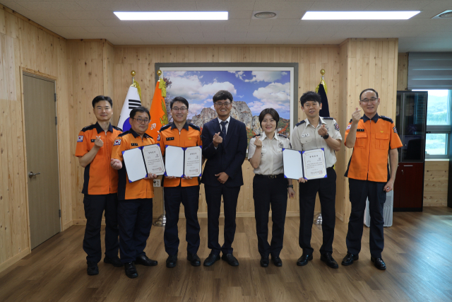 금복문화재단과 청송소방서(서장 이정희)는 17일 오전 11시 청송소방서에서 소방공무원 자녀 6명에게 장학금을 전달하는 행사를 가졌다. 청송소방서 제공