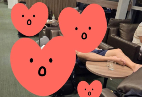테이블에 맨발 올리고 취침…다낭 공항서 '민폐 한국인 여행객' 눈살