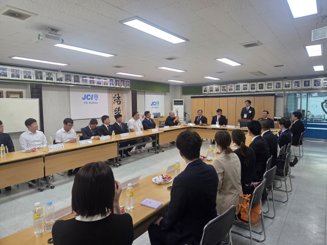 지난 14일 안동청년회의소 대회의실에서 안동청년회의소와 일본 마츠모토청년회의소간 교류회에서 카나이 유스케 회장이 인사말을 하고 있다. 안동청년회의소 제공