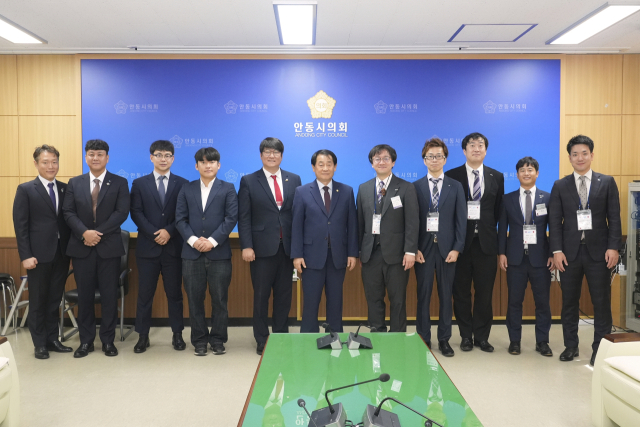 일본 마츠모토청년회의소와 안동청년회의소 회장단들이 김경도 안동시의회 의장과 함께 기념촬영을 하고 있다. 안동청년회의소 제공