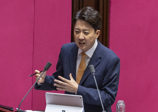 개혁신당 이준석 의원이 15일 국회에서 열린 정치에 관한 대정부 질문에서 김민석 국무총리에게 질의하고 있다. 연합뉴스