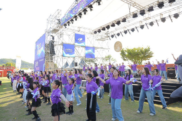 지난해 축제 떼춤떼창 퍼포먼스 공연 사진. 행복북구문화재단 제공