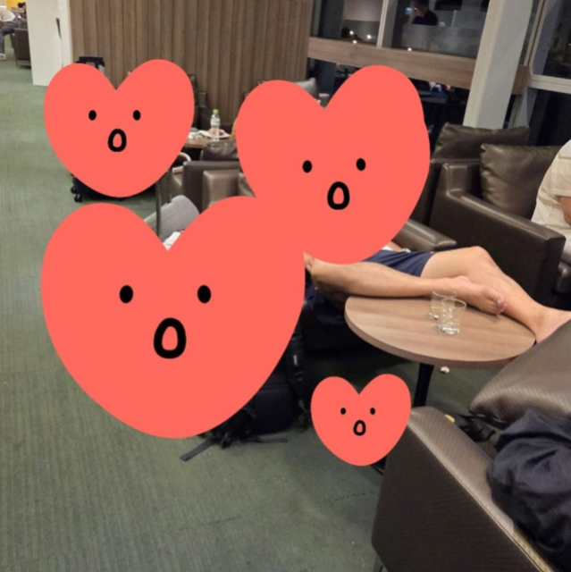 테이블에 맨발 올리고 취침…다낭 공항 '민폐 한국인' 눈살