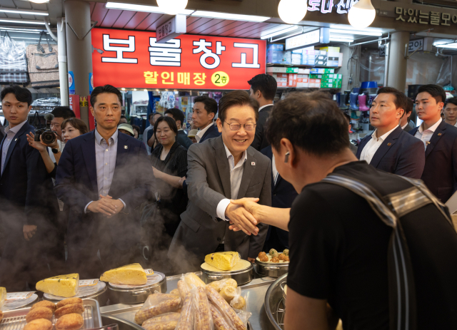 이재명 대통령이 17일 경기 성남시 수정구 태평동 현대시장을 방문해 상인과 인사를 하고 있다. 연합뉴스