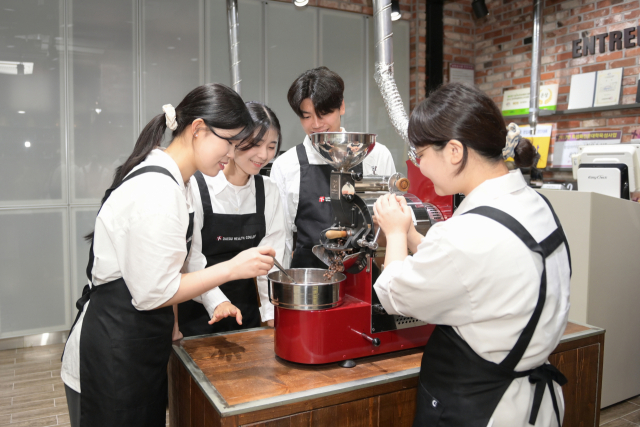 27년 전통의 실무 중심 교육을 제공하는 대구보건대 호텔제과제빵학과 학생들이 실습을 하는 모습. 대구보건대 제공