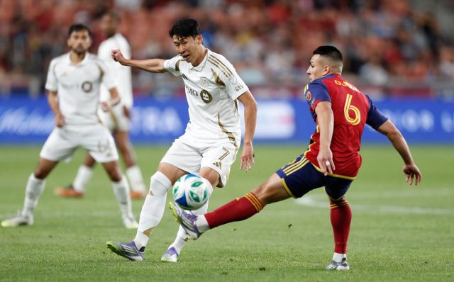 LAFC의 손흥민이 18일 미국 유타주 샌디 아메리카 퍼스트 필드에서 열린 2025 MLS 레알 솔트레이크와의 경기에 출전해 상대와 공을 다투고 있다. 연합뉴스