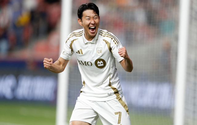 LAFC의 손흥민이 18일 미국 유타주 샌디 아메리카 퍼스트 필드에서 열린 2025 MLS 레알 솔트레이크와의 경기에 출전해 골을 터뜨린 뒤 기뻐하고 있다. 연합뉴스