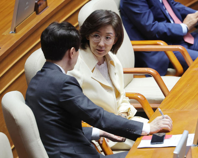 국민의힘 나경원 의원이 17일 경제분야 대정부 질문이 열린 국회 본회의장에서 박성훈 수석대변인과 대화를 나누고 있다. 연합뉴스