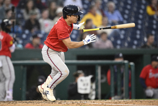 애틀랜타 브레이브스의 김하성이 18일 미국 워싱턴 내셔널스파크에서 열린 2025 MLB 워싱턴 내셔널스와의 경기 8회 안타를 터뜨리고 있다. 연합뉴스