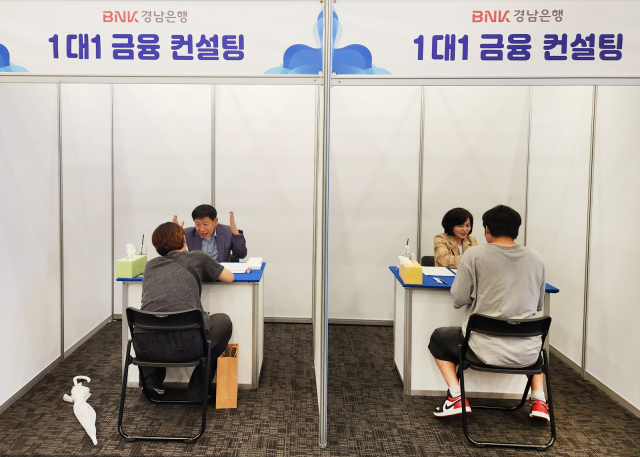 BNK경남은행 소속 전문가들이 상담 부스를 찾은 지역 자립준비청년과 보호아동들을 대상으로 재무설계와 관련된 1:1 맞춤형 상담을 진행하고 있다.