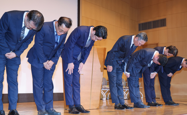 18일 서울 중구 부영태평빌딩에서 롯데카드 조좌진 대표이사 등 임원진이 롯데카드 해킹 사고로 인한 고객 정보 유출 사태에 대해 사과하고 있다. 이번 사고로 개인정보 유출 피해를 본 고객 수가 297만 명에 이르는 것으로 파악됐다. 관련 기사 14면 연합뉴스