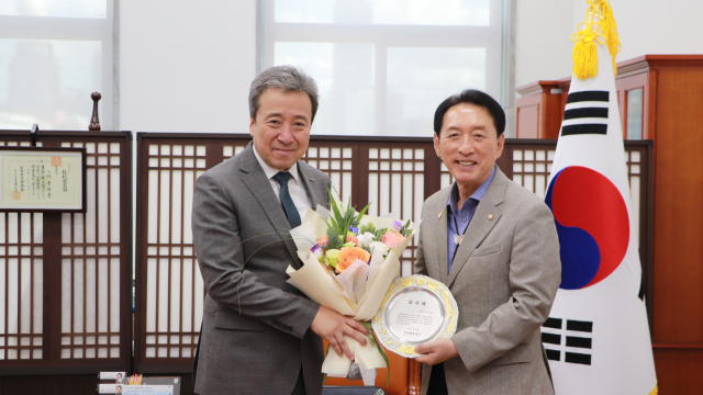 18일 김석기 국회 외교통일위원장(국민의힘·경주)이 차성열 코레일 여객사업본부장(왼쪽)으로부터 감사패를 받고 기념촬영을 하고 있다. 위원장실 제공