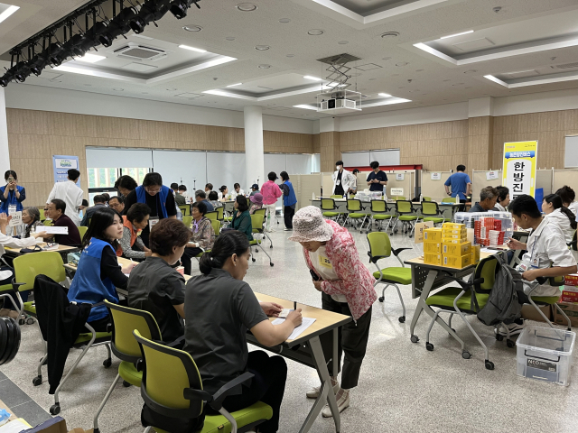 봉화군에 농촌왕진버스가 운영돼 지역 주민들이 무료로 진료와 처방을 받았다. 봉화군 제공