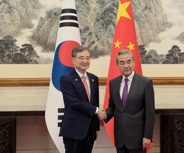 17일 오후 중국 베이징 댜오위타이국빈관에서 조현 외교장관과 왕이 중국 외교부장이 만나 악수를 하며 기념촬영하고 있다. 연합뉴스