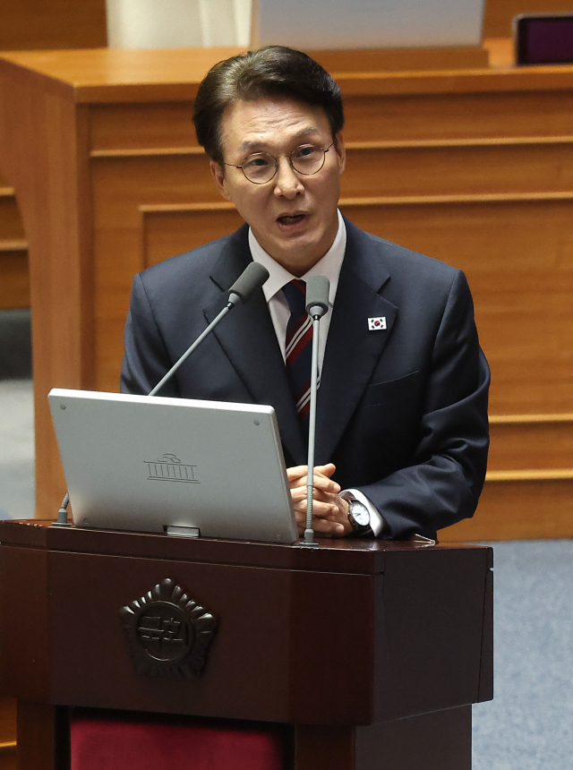 김민석 국무총리가 18일 교육·사회·문화 분야 대정부질문이 열린 국회 본회의장에서 국민의힘 나경원 의원의 질문에 답하고 있다. 연합뉴스