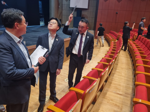 [르포]김정관 장관 APEC CEO 서밋 행사장 점검…화장실 상태까지 살펴
