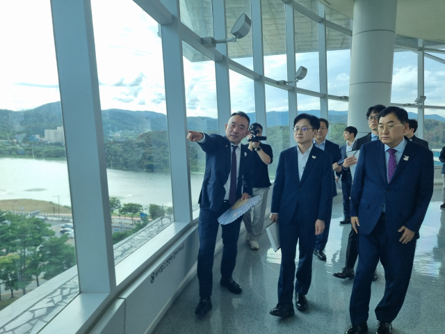 18일 오후 경주시 황성동 경주예술의전당에서 김정관 산업통상자원부 장관이 대한상의 측으로부터 