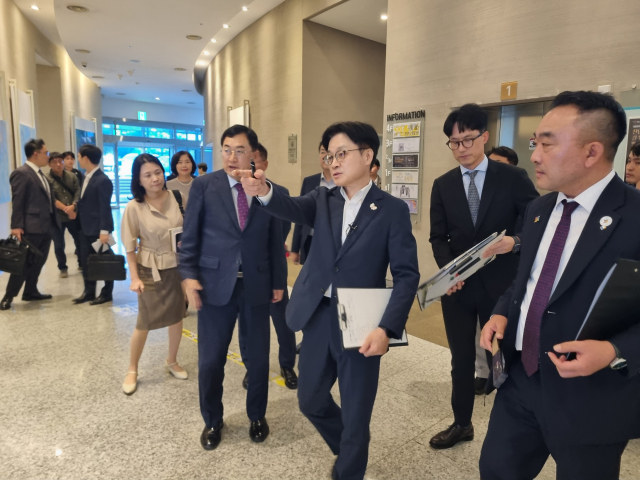 18일 오후 경주시 황성동 경주예술의전당에서 김정관 산업통상자원부 장관이 대한상의 측으로부터 