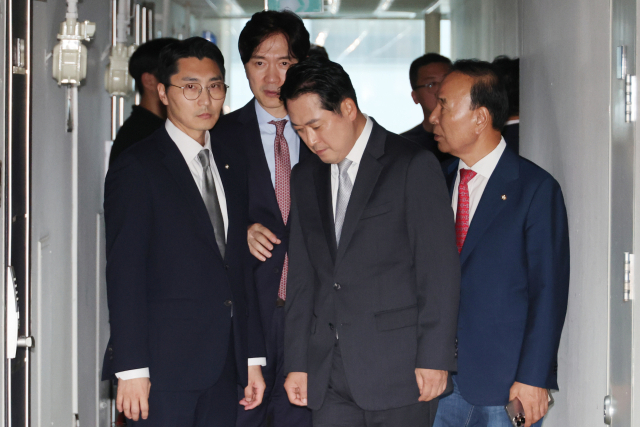 국민의힘 장동혁 대표가 18일 김건희 특검의 압수수색을 막기 위해 서울 여의도의 한 오피스텔에 위치한 당원명부 데이터베이스(DB) 관리업체로 들어가고 있다. 김건희 여사의 의혹들을 수사하는 민중기 특별검사팀은 