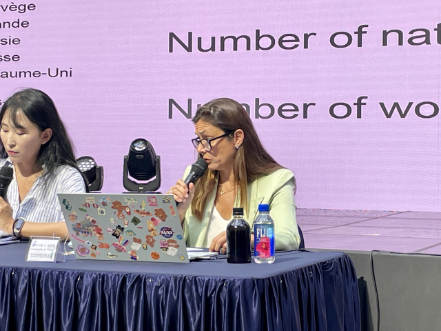 18일 열린 제10회 대구사진비엔날레 기자간담회에서 엠마뉘엘 드 레코테 예술감독이 전시에 대해 설명하고 있다. 이연정 기자