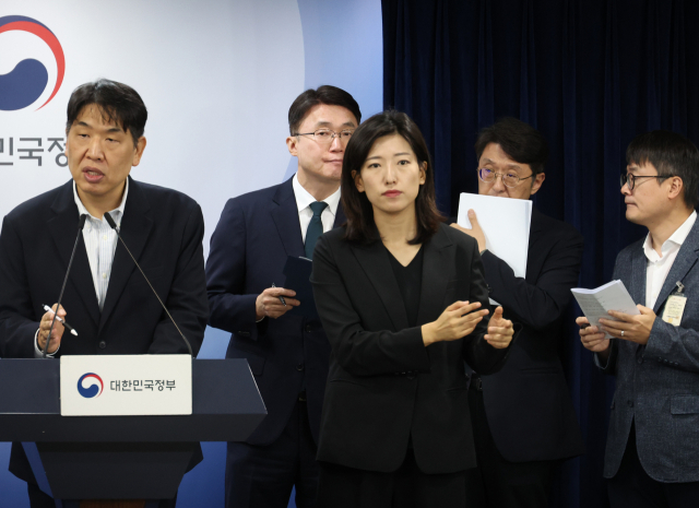 19일 서울 종로구 정부서울청사에서 열린 해킹 대응을 위한 과기정통부-금융위 합동 브리핑에서 구재형 KT 네트워크기술본부장이 사고 경위를 설명하고 있다. 오른쪽은 과기정통부 류제명 제2차관 등. 연합뉴스