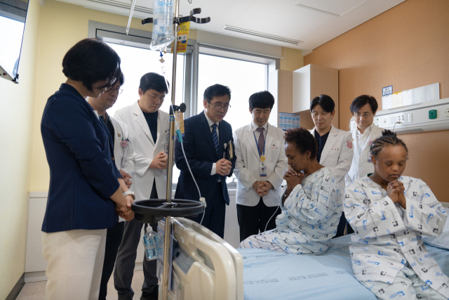 계명대학교 동산의료원이 6·25전쟁 참전국인 에티오피아의 참전용사 후손들을 한국으로 초청해 무료 수술과 치료를 지원한다. 성공적인 수술을 위해 기도하는 의료진과 환자 모습. 계명대 동산의료원 제공
