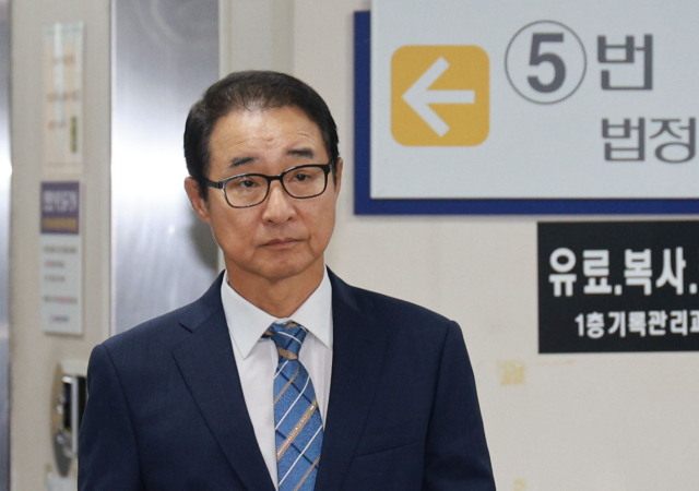 더불어민주당 2021년 전당대회 돈봉투 사건에 연루돼 1심에서 징역형의 집행유예를 받은 이성만 전 의원이 19일 서울 서초구 서울고법에서 열린 항소심 선고 공판에 출석하고 있다. 연합뉴스