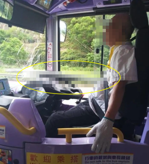 가슴에 73cm 쇠막대가 '퍽'…홍콩 버스기사의 기적 같은 침착함