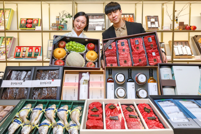 현대백화점 전국 점포는 내달 5일까지 추석 선물세트 판매 행사를 열고 정육·수산·청과·주류·건강식품 등 상품 약 1천500종을 선보인다. 현대백화점 제공