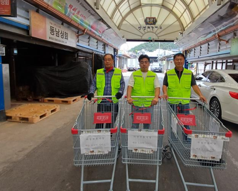 '묵직한 장바구니 옮겨드려요'…의성군, 전통시장 배송도우미 시범 운영