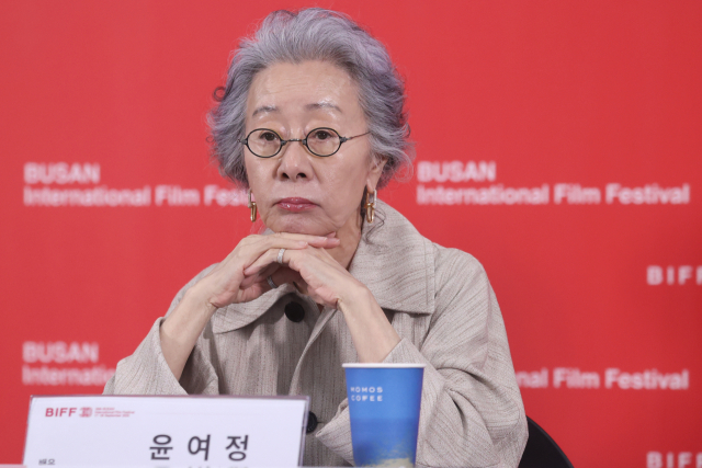 배우 윤여정이 19일 부산 해운대구 영화의전당에서 열린 제30회 부산국제영화제(BIFF) 