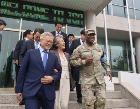 JSA 찾은 文, 주한미군 사령관도 동행…