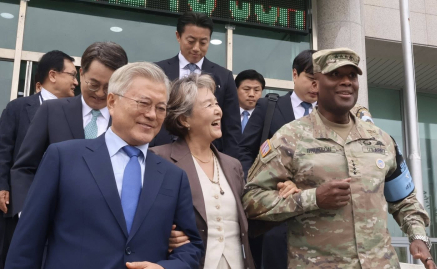 판문점 공동경비구역 찾은 文…