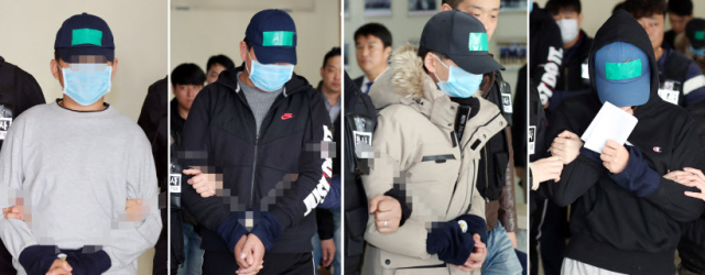 인천 한 아파트 옥상에서 추락해 숨진 10대 중학생을 추락 직전 집단으로 폭행한 혐의를 받는 중학생 A군 등 4명이 16일 오후 인천지방법원에서 열리는 구속 전 피의자 심문(영장실질심사)을 받고자 인천시 남동구 남동경찰서를 나서고 있다. /연합뉴스