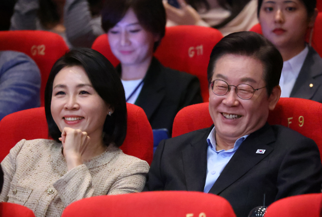 이재명 대통령과 김혜경 여사가 20일 부산 해운대구 영화의전당에서 열린 부산국제영화제 공식상영작 