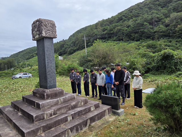 대구 군위군 공무원들이 삼국유사면 화수면 독립운동가 하석 선생 기념추적비 주변 환경을 정비하고, 그의 숭고한 뜻을 기렸다. 군위군 제공