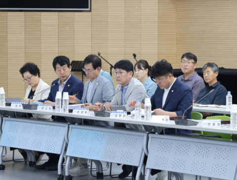 영주 풍기인삼축제 준비상황보고회 자리 난장판 돼…농특산물축제 병합 추진 발표에 시의원들 반발