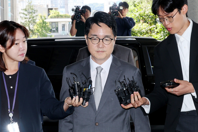 심우정 전 검찰총장이 21일 서울고검에 마련된 조은석 내란특별검사팀 사무실에 윤석열 전 대통령 구속 취소 당시 즉시항고를 하지 않은 경위와 관련 조사를 위해 피고발인 신분으로 출석하고 있다. 연합뉴스