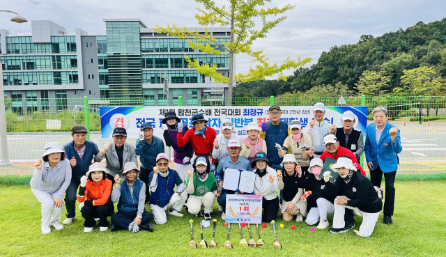 전국 파크골프대회 일반부 우승자인 최정규(가운데) 씨가 영진전문대 파크골프경영과 재학생·교수와 함께 기쁨을 나누는 모습. 영진전문대 제공